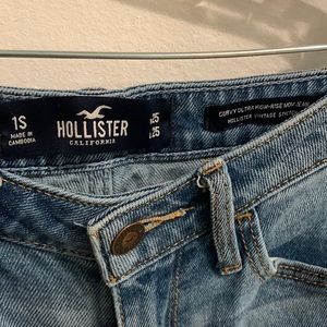 Hollister Curvy Ultra High-Rise Mom Jean